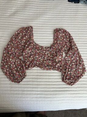 Billabong Floral Puff-Sleeve Crop Top in Pink and Cream